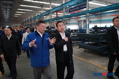 彭小枫上将一行到山河智能实地考察