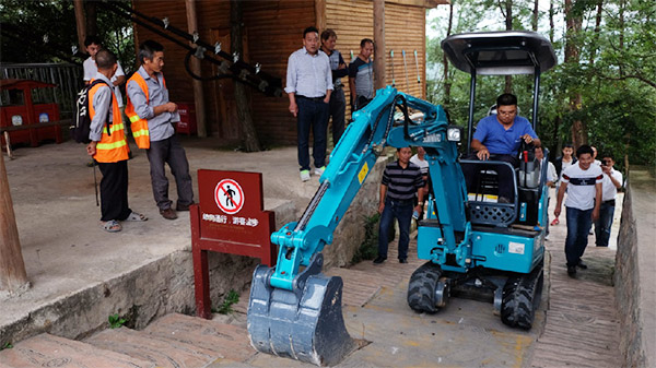 十万人围观!这台挖掘机开上了高空玻璃桥