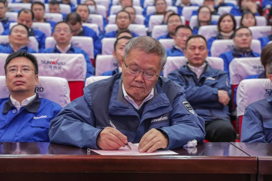 山河智能召开全国劳动模范郝鹏载誉归来分享会