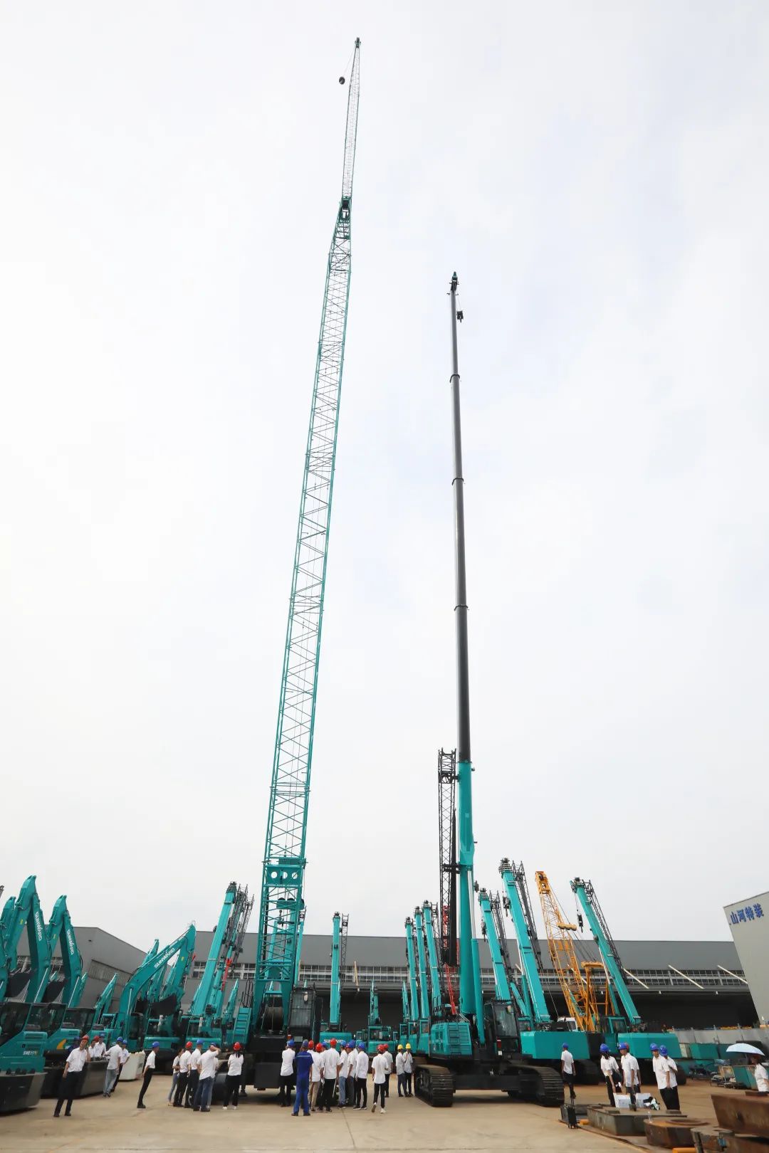 双鹰翱翔，“E”往无前！——山河智能新一代E系列起重机下线！