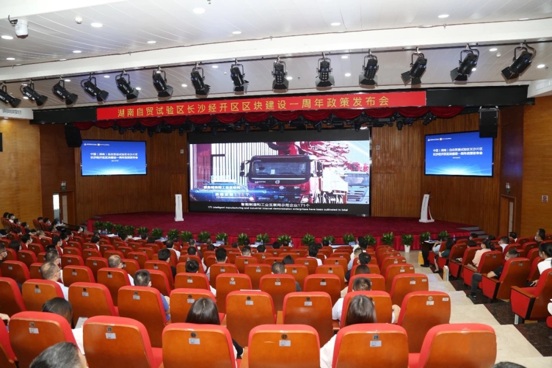 携手长沙经开区,山河智能探索工程机械二手设备出口