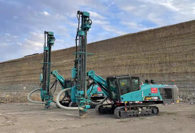 携手战边疆!山河智能潜孔钻机助力宏大爆破新疆奇台项目建设