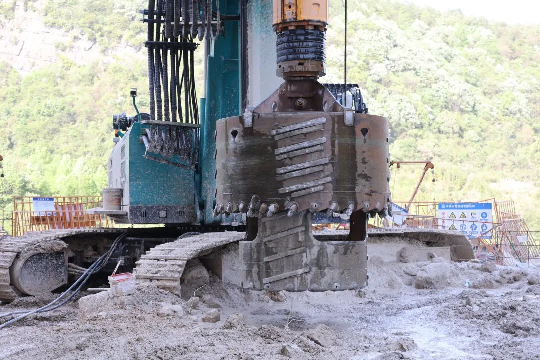 展现施工“奇效”！山河智能旋挖钻机强势助力炉慈高速公路建设