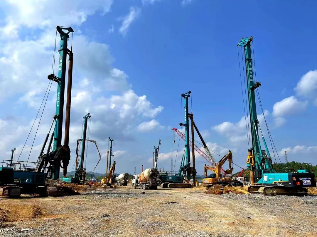 打桩“神器”再露锋芒！山河智能旋挖钻机助力贵阳贵安新区负极材料项目加速建设