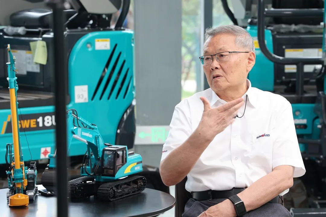 CGTN探厂!专访山河智能董事长、首席专家何清华花絮来了