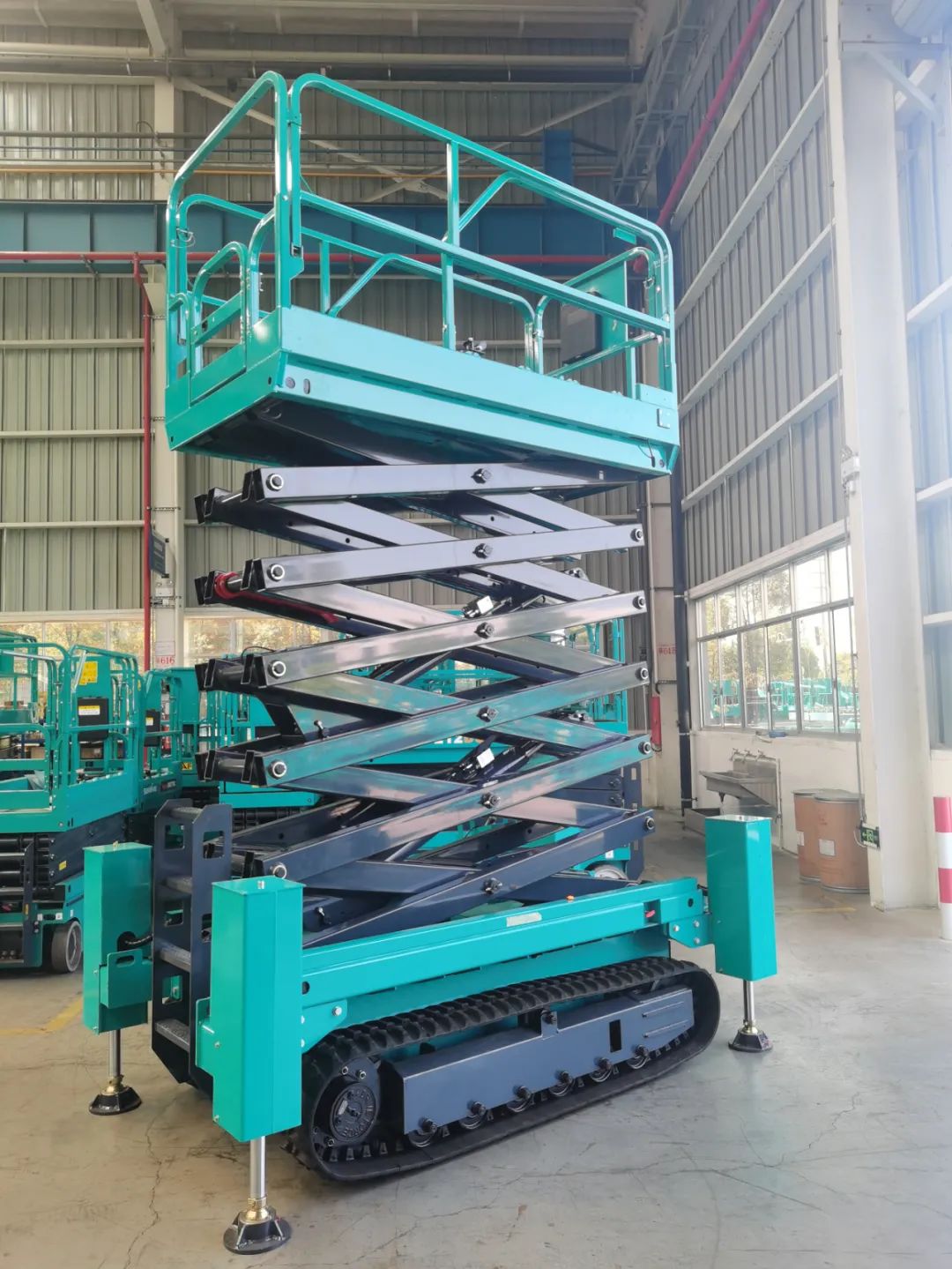 加速电动化产品布局，山河智能第一款履带剪叉式高空作业平台来了！