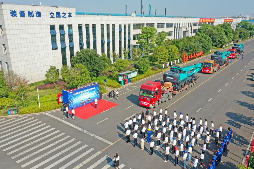 携手山东汇诚助力我国港口建设!山河智能港口抓料机成功批量交付