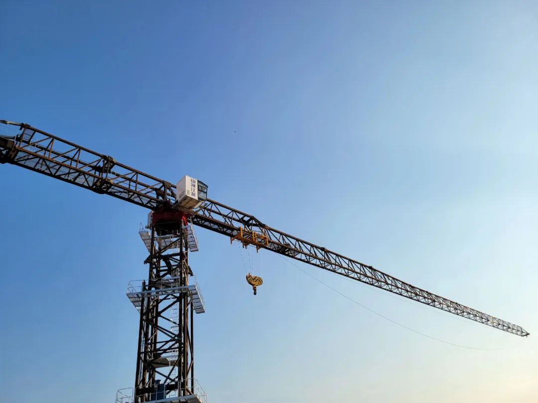 独立高度达82米,山河江麓推出超大型平头塔机