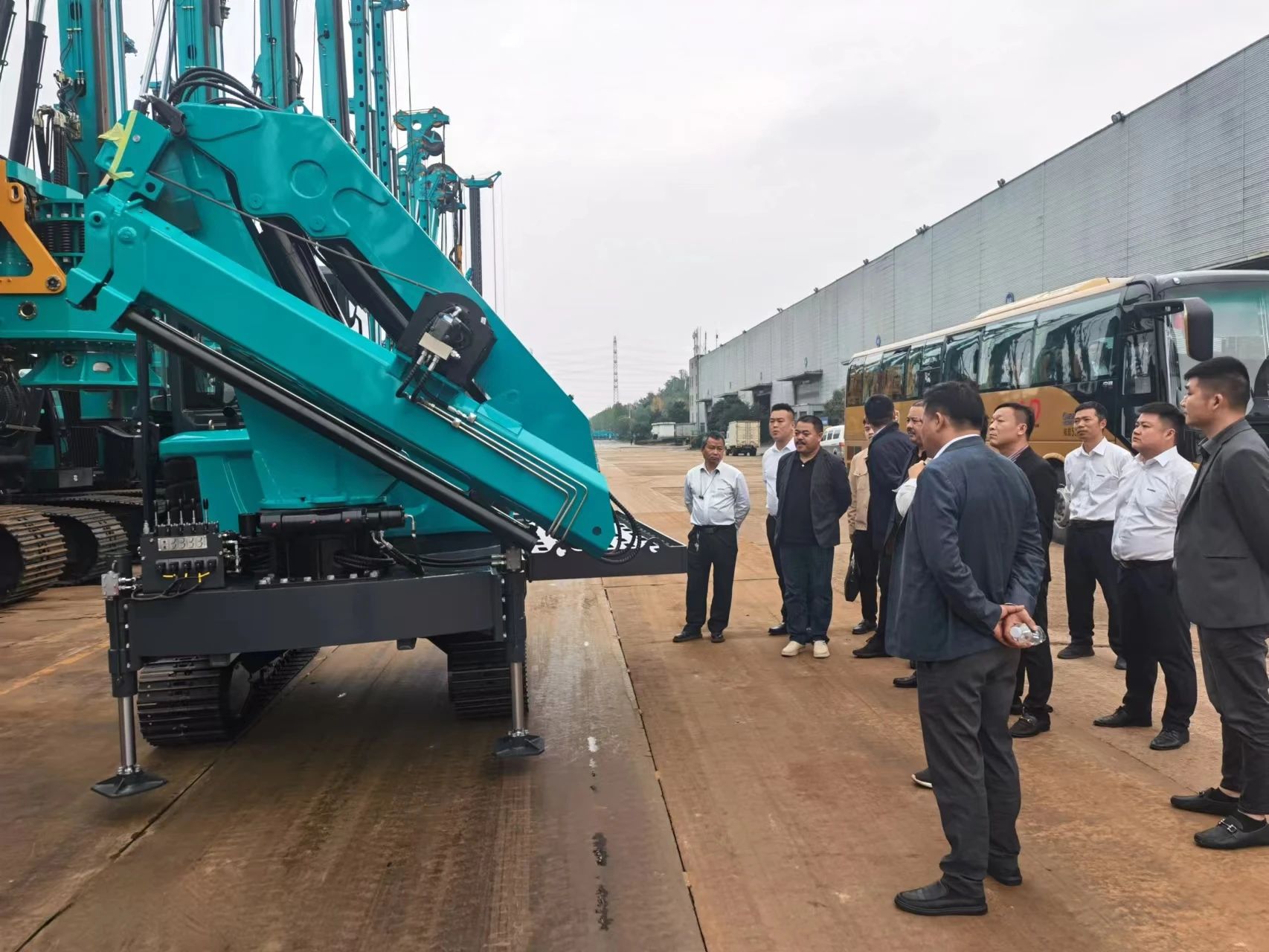 行业寒冬现暖阳!现场签购20台旋挖钻机,山河智能携手湖南骏牛助力国家电网项目建设