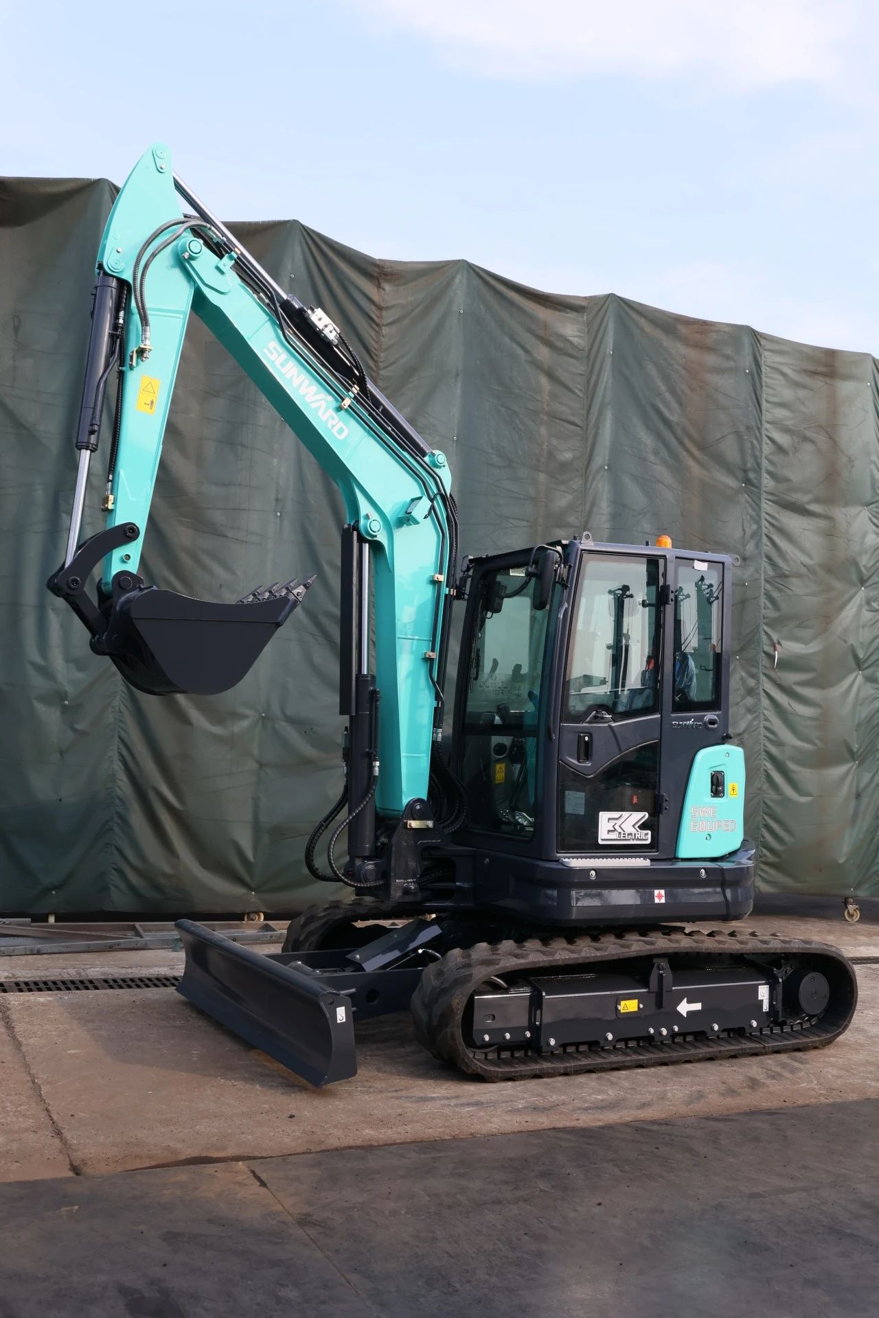 绿色上新!山河智能SWE60UFED纯电动无尾挖掘机成功下线