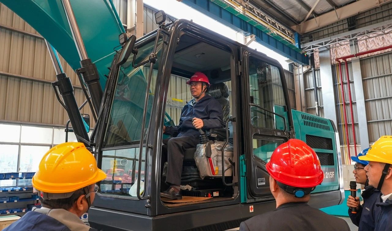 聚焦市场需求，山河智能三款精品工程液压挖掘机成功下线