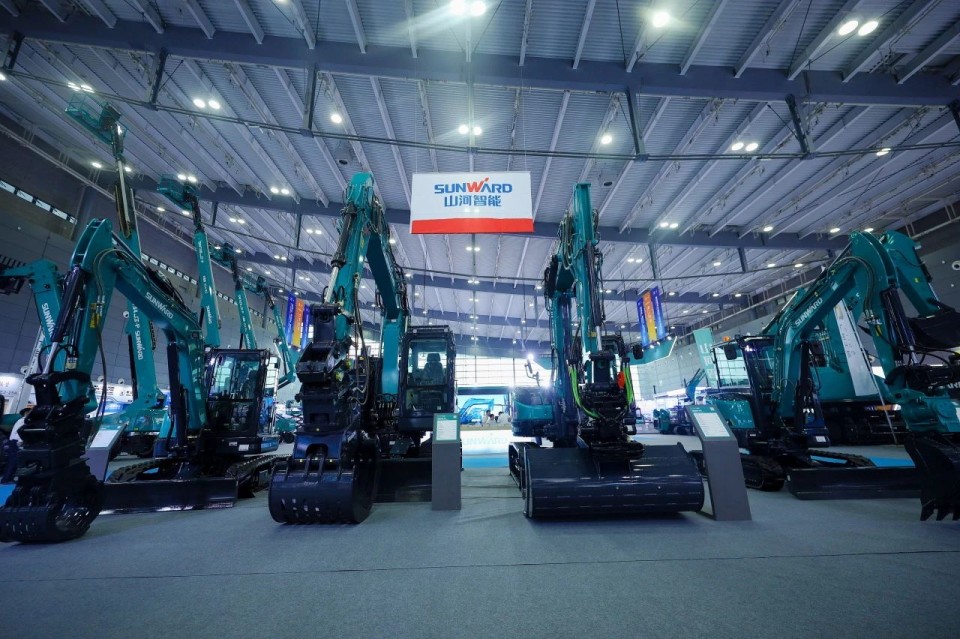 2025 CICEE | 从单一工具迈向多元化解决方案，山河智能呈现非凡挖掘机风采