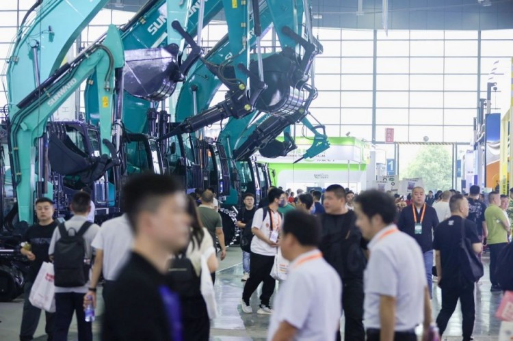 2025 CICEE | 打造极致精品化,山河智能挖掘机“圈粉”长沙展