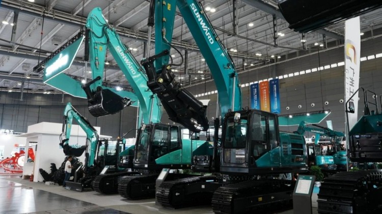 2025 CICEE | 打造极致精品化,山河智能挖掘机“圈粉”长沙展
