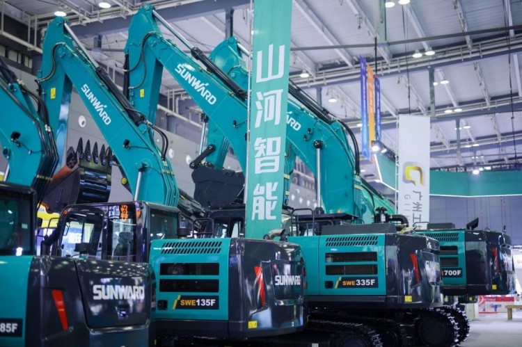 2025 CICEE | 打造极致精品化,山河智能挖掘机“圈粉”长沙展