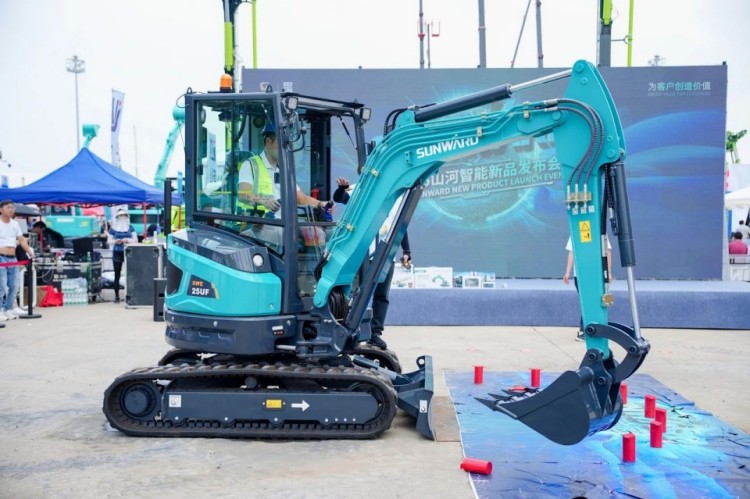 2025 CICEE | 打造极致精品化,山河智能挖掘机“圈粉”长沙展