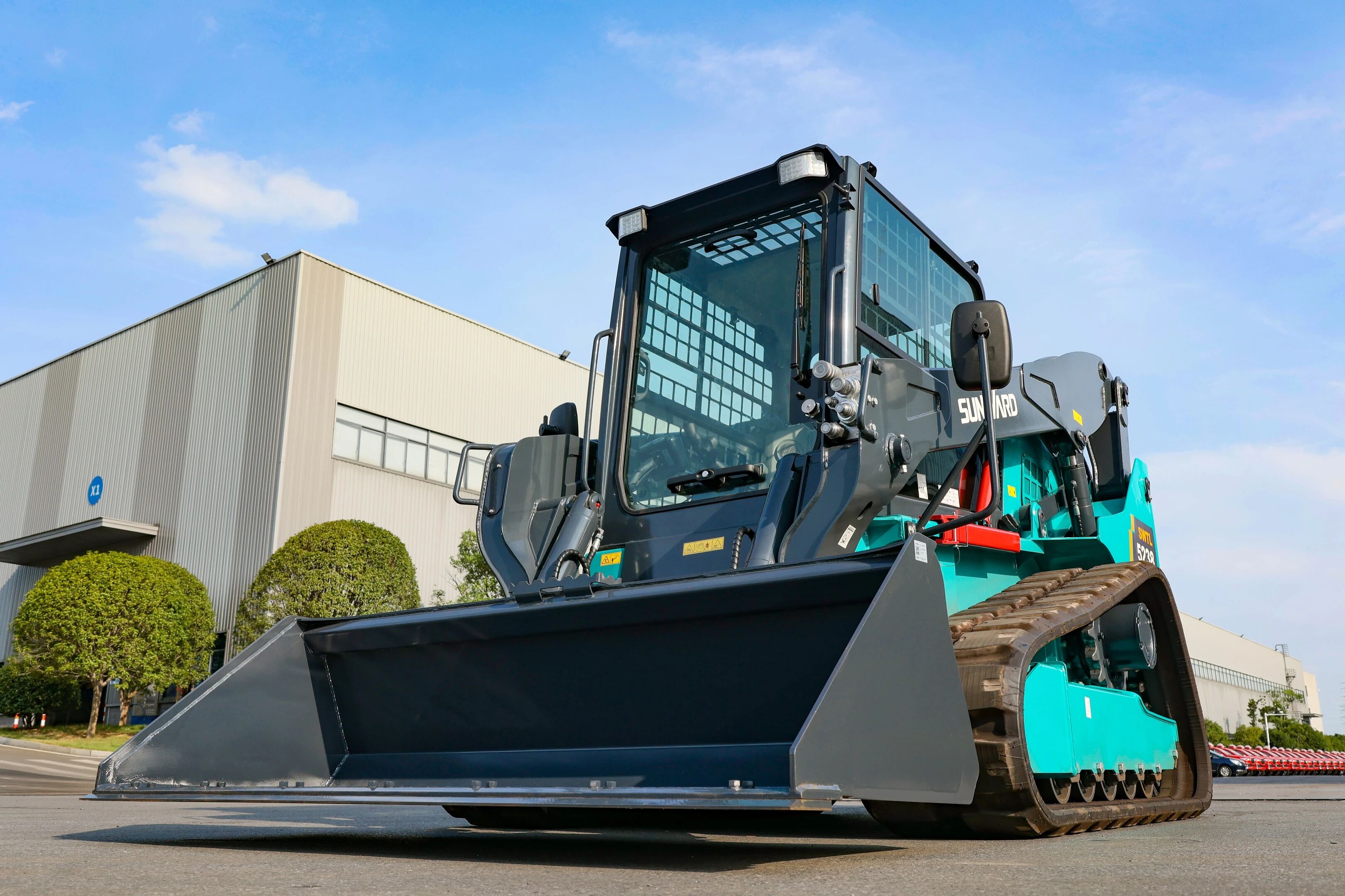 高端装备再获国际认可!山河智能最大吨位垂直举升履带式滑移装载机批量发往北美